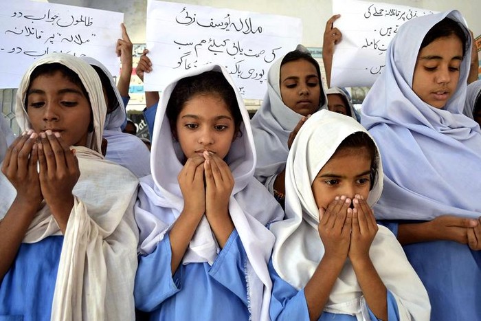 Các học sinh Pakistan cầu nguyện cho nữ sinh Malala bị Taliban bắn vào đầu